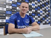 Waryne Rooney aláír egy dokumentumot. (Kép forrása: Hivatalos Wayne Rooney) 