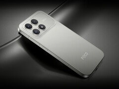 A Xiaomi a Poco F8 Pro-t kék és fekete kivitelben, valamint az itt látható Titanium Silver opcióban értékesíti. (Kép forrása: Xiaomi)