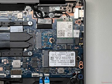 Cserélhető WLAN modul és M.2-2242 SSD