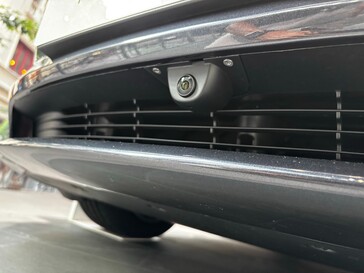 A 2026-os Model 3 első lökhárítójának kameramosója eltér a Model Y modellétől, és a készletet nem lehet utólagosan felszerelni a meglévő Model 3 egységekre. (Kép forrása: millepun/X)