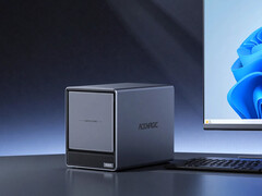 Az N3A négy SATA-meghajtórekesszel és két M.2 SSD-helylyel rendelkezik. A képen: egy promóciós kép, amelyen a NAS egy monitor mellé helyezve látható.