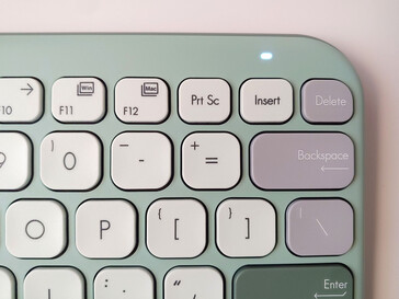 A billentyűzet fehér állapotjelző lámpa jelzi a kapcsolatot vagy az üzemmódváltást. (Kép forrása: Notebookcheck)