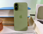 A Apple iPhone 17 csak minimálisan nőtt az iPhone 16-hoz képest, és 177 grammjával mindössze 12 grammal nyom többet, mint az iPhone Air. (Kép forrása: Notebookcheck)