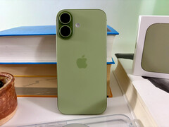 A Apple iPhone 17 csak minimálisan nőtt az iPhone 16-hoz képest, és 177 grammjával mindössze 12 grammal nyom többet, mint az iPhone Air. (Kép forrása: Notebookcheck)