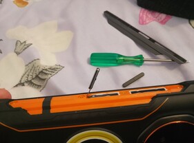 Számos burkolati elem könnyen eltávolítható/cserélhető, ha megsérül (Kép forrása: Sergey Tarasov - Notebookcheck)