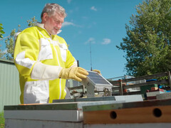 Távoli méhcsalád-felügyelet Starlink IoT-kapcsolaton keresztül. (Kép forrása: OneNZ/YT)