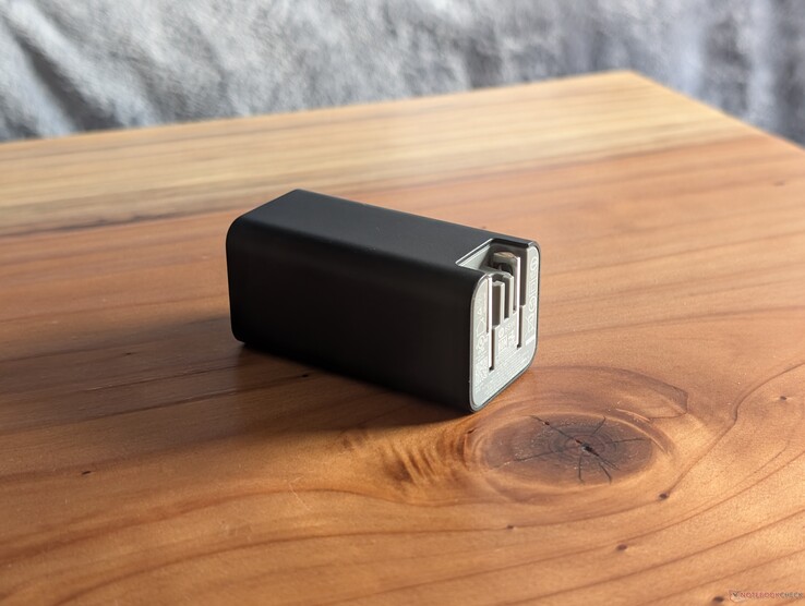A 65 W-os USB-C HP-adapter beépített és behúzható hálózati csatlakozókkal rendelkezik, másik végén pedig egy szabad USB-C-csatlakozóval, így szinte bármilyen USB-C-kábel csatlakoztatható hozzá