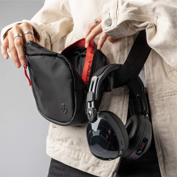 A Skullcandy Aviator egy kereszttáskával és nem hordtáskával érkezik. (Kép forrása: Skullcandy)