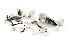 Az AirPods Pro 3 (a képen szétszedve) az iFixit szerint a 10-ből 0 pontot kapott a javíthatóságra. (Kép forrása: iFixit)