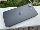 A fekete iPhone 17e hátsó nézete, amely az egykamerás modult és a matt hátlapot mutatja (Kép forrása: Notebookcheck)