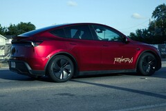 Egy Tesla Model Y robotaxi Ultra Red színűre festve. (Kép forrása: @AdanGuajardo/X)