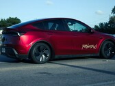 Egy Tesla Model Y robotaxi Ultra Red színűre festve. (Kép forrása: @AdanGuajardo/X)