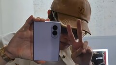 A BTS énekesét, J-Hope-ot már látták, ahogy a Samsung Galaxy Z Fold8-at tartja a kamera előtt.