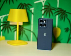 Stílusos, nem túl nehéz, hosszú élettartamú: A Motorola Moto G86 Power valódi függetlenséget biztosít felhasználóinak. (Kép forrása: Notebookcheck)