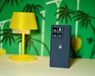 Stílusos, nem túl nehéz, hosszú élettartamú: A Motorola Moto G86 Power valódi függetlenséget biztosít felhasználóinak. (Kép forrása: Notebookcheck)
