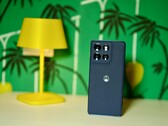 Stílusos, nem túl nehéz, hosszú élettartamú: A Motorola Moto G86 Power valódi függetlenséget biztosít felhasználóinak. (Kép forrása: Notebookcheck)
