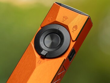 Az Olight ArkPro Ultra vezérlése a bekapcsológomb körül elhelyezett forgóválasztó kapcsolóval és az oldalsó lézerkapcsolóval történik.