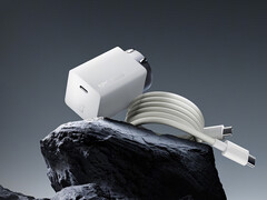 Az új OnePlus 100 W-os GaN töltő Kínában 28 dollár körüli összegbe kerül. A képen: a tégla és a mellékelt kábel. (Kép forrása: OnePlus)