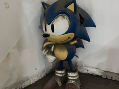 Sonic szobra, amelyet a Segaworld London bezárása után fedeztek fel. A szobrot azóta restaurálták, és a Gamescom 2023 alkalmával is látható volt (kép forrása: Sega Driven)