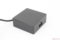 Az univerzális USB-C hálózati adapter viszonylag kicsi (~7,5 x 7,5 x 7,5 x 2,9 cm) a 90 W-os kimenetéhez képest