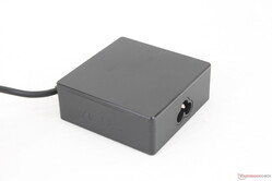 Az univerzális USB-C hálózati adapter viszonylag kicsi (~7,5 x 7,5 x 7,5 x 2,9 cm) a 90 W-os kimenetéhez képest