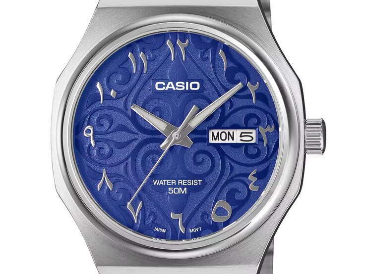 A Casio MTP-E735AR-2A2V közelképe, amelyen látható az élénk kék, arabeszk mintás számlap, a felragasztott keleti arab számok, a csiszolt ezüst kard alakú mutatók, valamint a 3 óra irányában található nap-dátum kijelző.