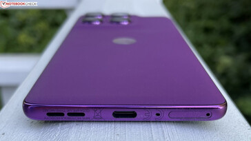 az alábbiakban: Hangszóró, USB-C 2.0, mikrofon, SIM-hely