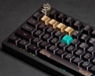 Keychron Black Myth Wukong vezeték nélküli mechanikus billentyűzet felülnézetből, a kézműves menekülő billentyű és az akcentus billentyűzetek bemutatásával