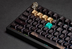 Keychron Black Myth Wukong vezeték nélküli mechanikus billentyűzet felülnézetből, a kézműves menekülő billentyű és az akcentus billentyűzetek bemutatásával