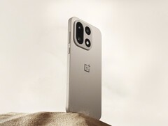 A OnePlus 15 (a képen) nem rendelkezik Hasselblad logóval, mint elődje, a OnePlus 13. (Kép forrása: OnePlus)