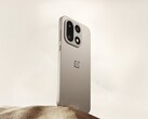 A OnePlus 15 (a képen) nem rendelkezik Hasselblad logóval, mint elődje, a OnePlus 13. (Kép forrása: OnePlus)