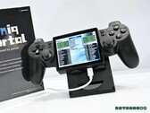 A Yoniq Portal ferde kijelzővel és a DualShock 2-hez hasonló vezérlőkkel rendelkezik.