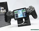 A Yoniq Portal ferde kijelzővel és a DualShock 2-hez hasonló vezérlőkkel rendelkezik.
