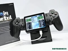 A Yoniq Portal ferde kijelzővel és a DualShock 2-hez hasonló vezérlőkkel rendelkezik.