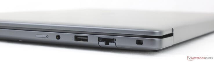 Helyes: Nano-SIM-nyílás (opcionális), 3,5 mm-es fülhallgató-csatlakozó, USB-A 3.2 Gen. 1, RJ-45 (1 Gbps), Noble lock