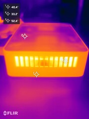 Asus NUC 15 Pro+ terheléses teszt alatt (bal oldal)