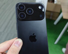 Az iPhone 17 Pro dummy egység néhány dizájnbeli finomítást tartalmaz a Apple jelenlegi modelljéhez képest. (Kép forrása: Majin Bu)