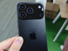 Az iPhone 17 Pro dummy egység néhány dizájnbeli finomítást tartalmaz a Apple jelenlegi modelljéhez képest. (Kép forrása: Majin Bu)