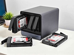 A Minisforum elhozza az itt látható N5 Pro utódját. (Kép forrása: Sebastian Bade, Notebookcheck)