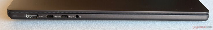 Bal oldal: HDMI 2.1 FRL, 2x USB-C 4.0 (40 Gbps, DisplayPort, Power Delivery), 3,5 mm-es sztereó jackcsatlakozó