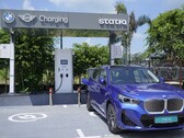 Egy elektromos BMW egy nyilvános töltőállomáson Indiában (Kép forrása: BMW)