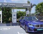 Egy elektromos BMW egy nyilvános töltőállomáson Indiában (Kép forrása: BMW)