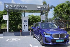 Egy elektromos BMW egy nyilvános töltőállomáson Indiában (Kép forrása: BMW)
