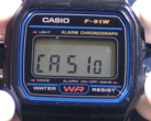 A Casio A158WA (amely osztozik a Casio F-91W modulján) képes megjeleníteni a "Casio" feliratot a kijelzőn, akárcsak az újabb W-217H. (Kép forrása: Wikipedia)