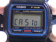 A Casio A158WA (amely osztozik a Casio F-91W modulján) képes megjeleníteni a &quot;Casio&quot; feliratot a kijelzőn, akárcsak az újabb W-217H. (Kép forrása: Wikipedia)