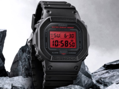 A Casio G-Shock DW-5600BBR-1ER (a képen) 200 méteres vízállósággal és többfunkciós riasztórendszerrel rendelkezik. (Kép forrása: G-Shock UK)