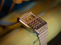 A Casio CA-500WEBF (a képen) a Vissza a jövőbe című ikonikus filmből kölcsönzött dizájnelemekkel rendelkezik. (Kép forrása: Casio)