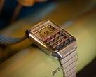 Az új Casio CA-500WEBF-1A "Vissza a jövőbe" kollab karóra (a képen) előlapján az "OUTATIME" rendszámtábla látható. (Kép forrása: Casio)