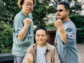 A Tekken játék fejlesztésének korábbi vezetői, Yonemori Ikeda és Harada, ökölüket emelik a fotózáshoz