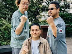 A Tekken játék fejlesztésének korábbi vezetői, Yonemori Ikeda és Harada, ökölüket emelik a fotózáshoz
